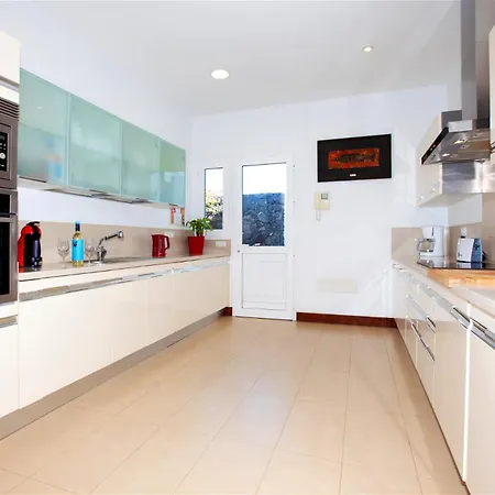 Captains Retreat Villa *