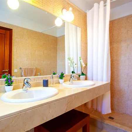 Captains Retreat Villa *